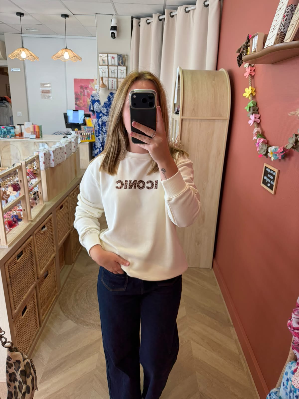 Pull blanc ICONIC, avec écriture léopard