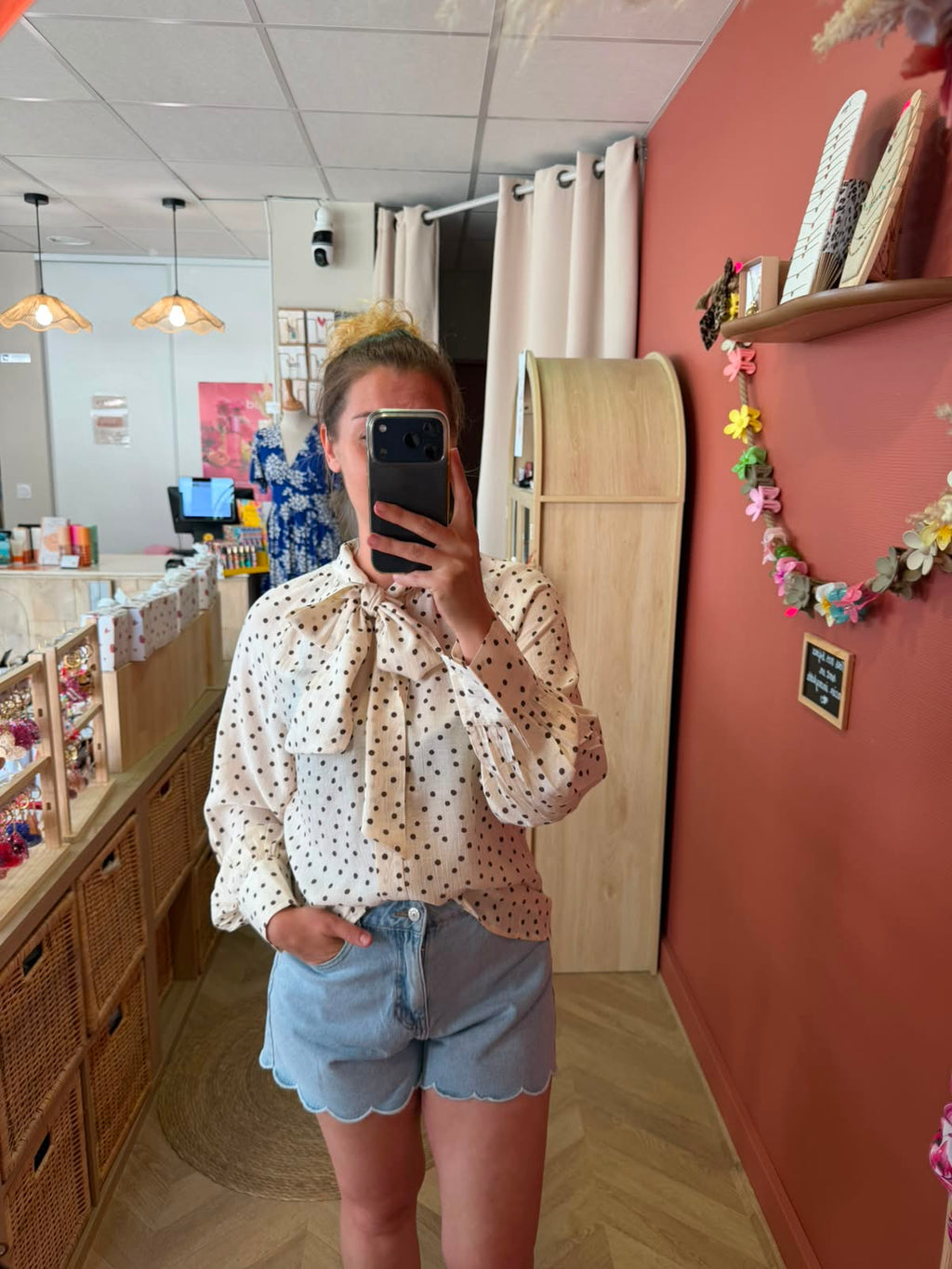 Blouse blanche à pois marron