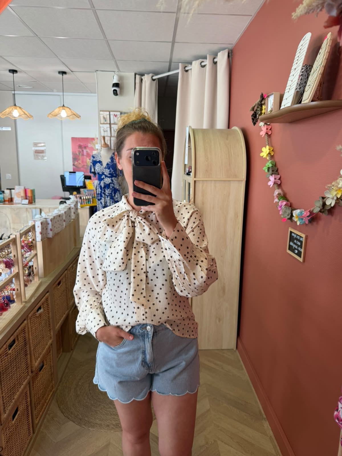 Blouse blanche à pois marron