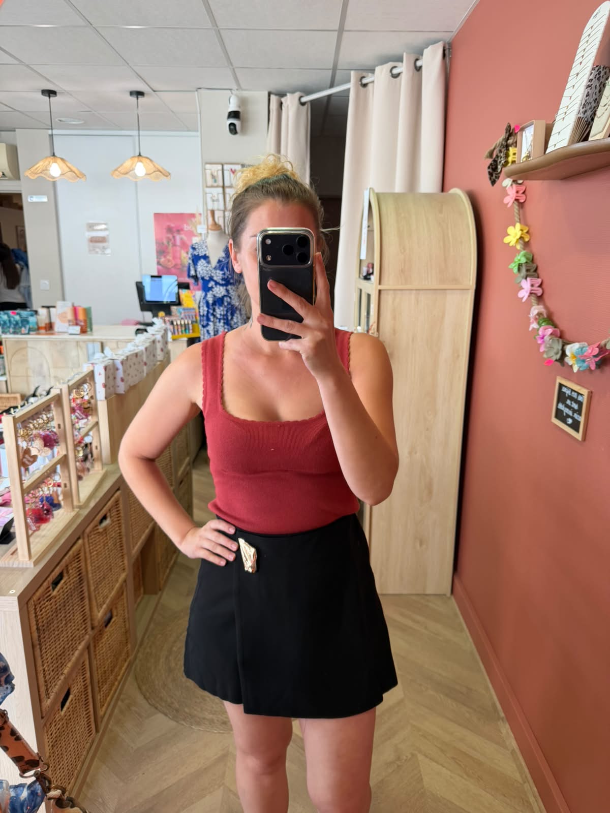 Jupe - short noire, avec boutons doré et zip sur le côté.