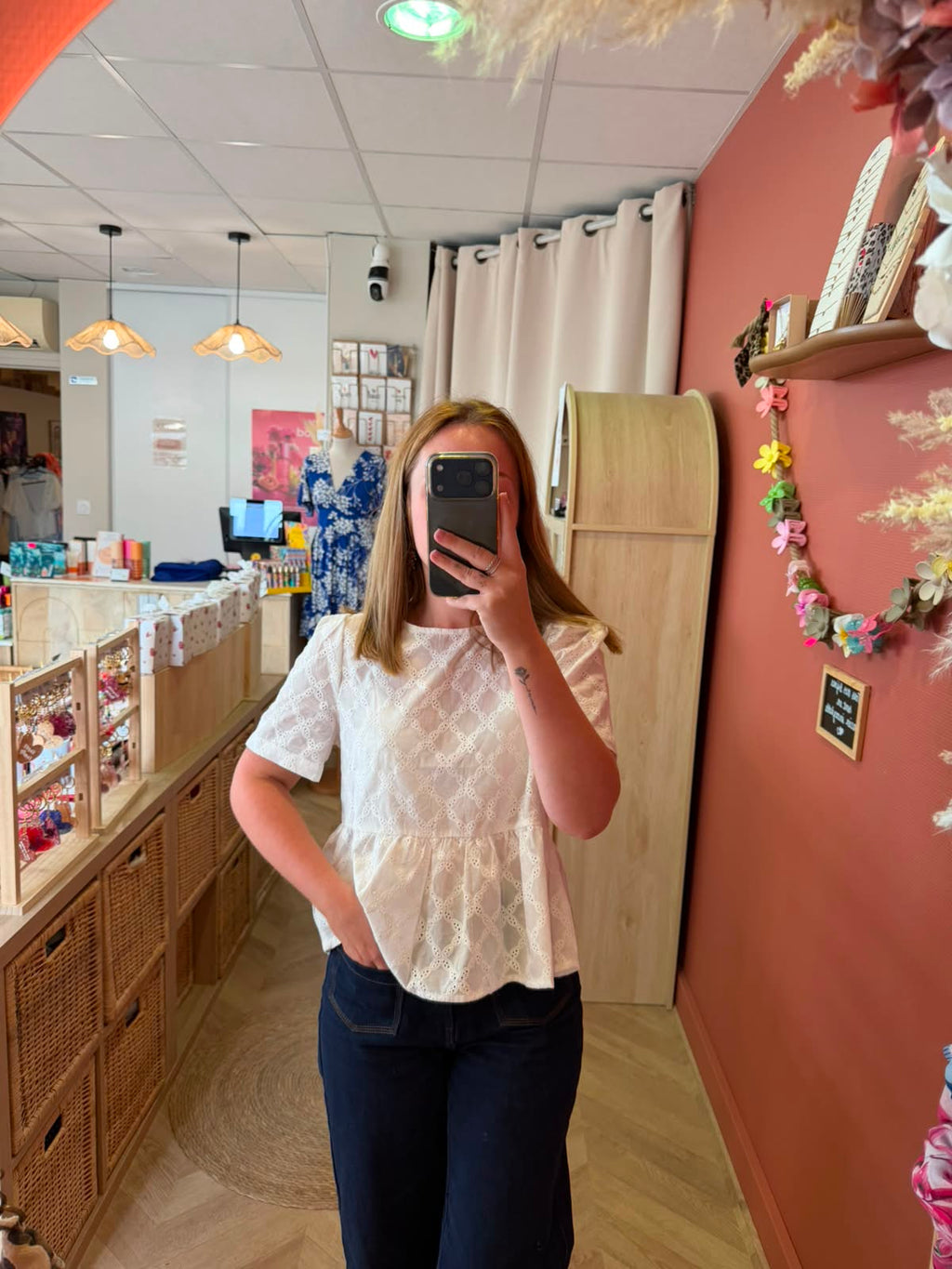 Blouse à dentelle blanche