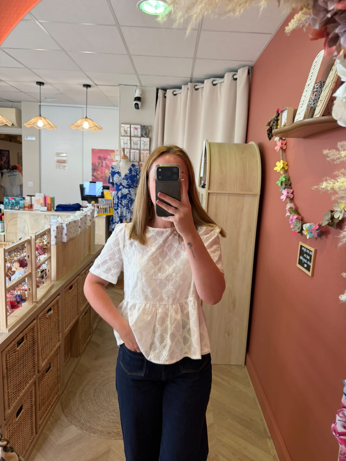 Blouse à dentelle blanche