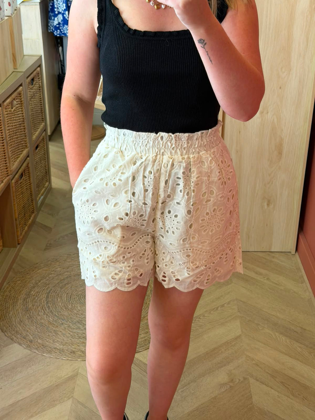 Short en broderie anglaise – L’élégance estivale