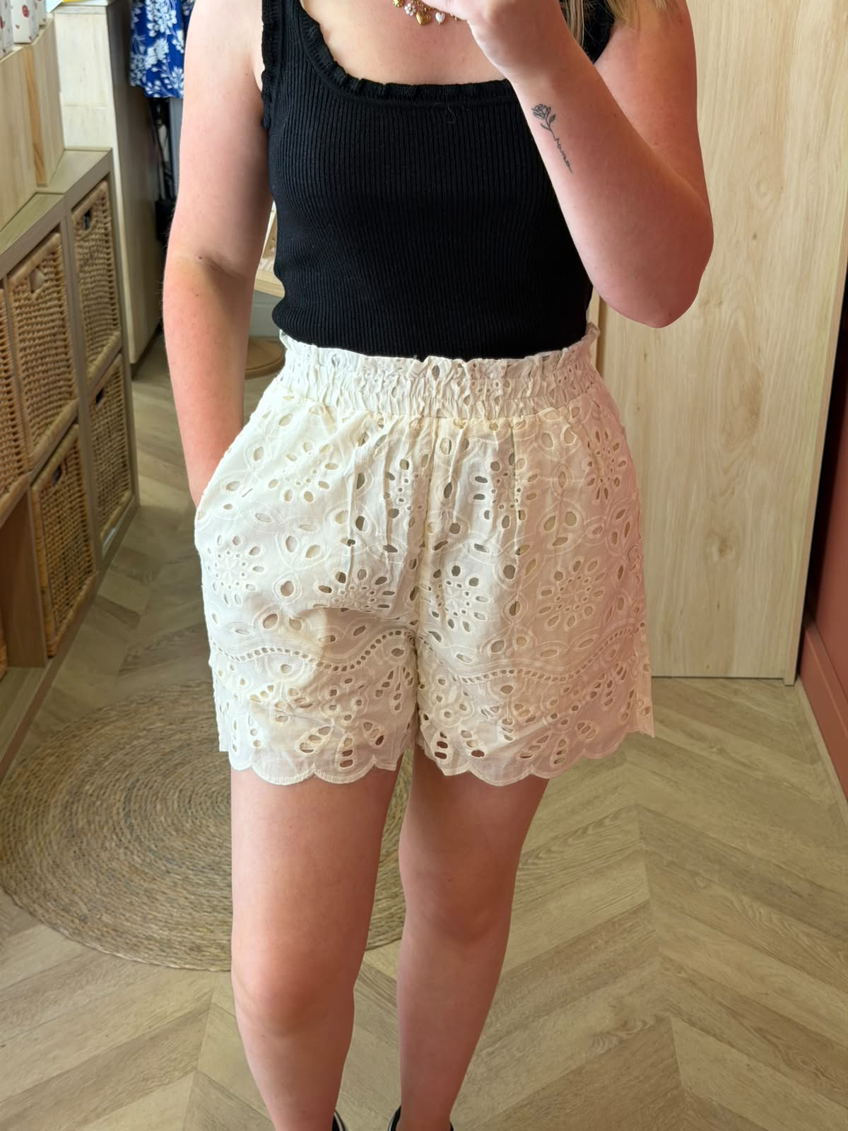 Short en broderie anglaise – L’élégance estivale