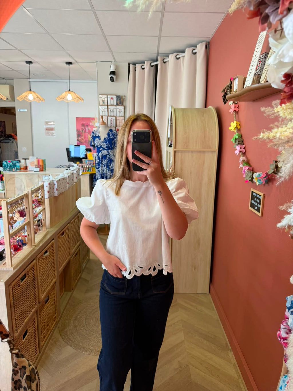 Blouse blanche brodée à manches bouffantes