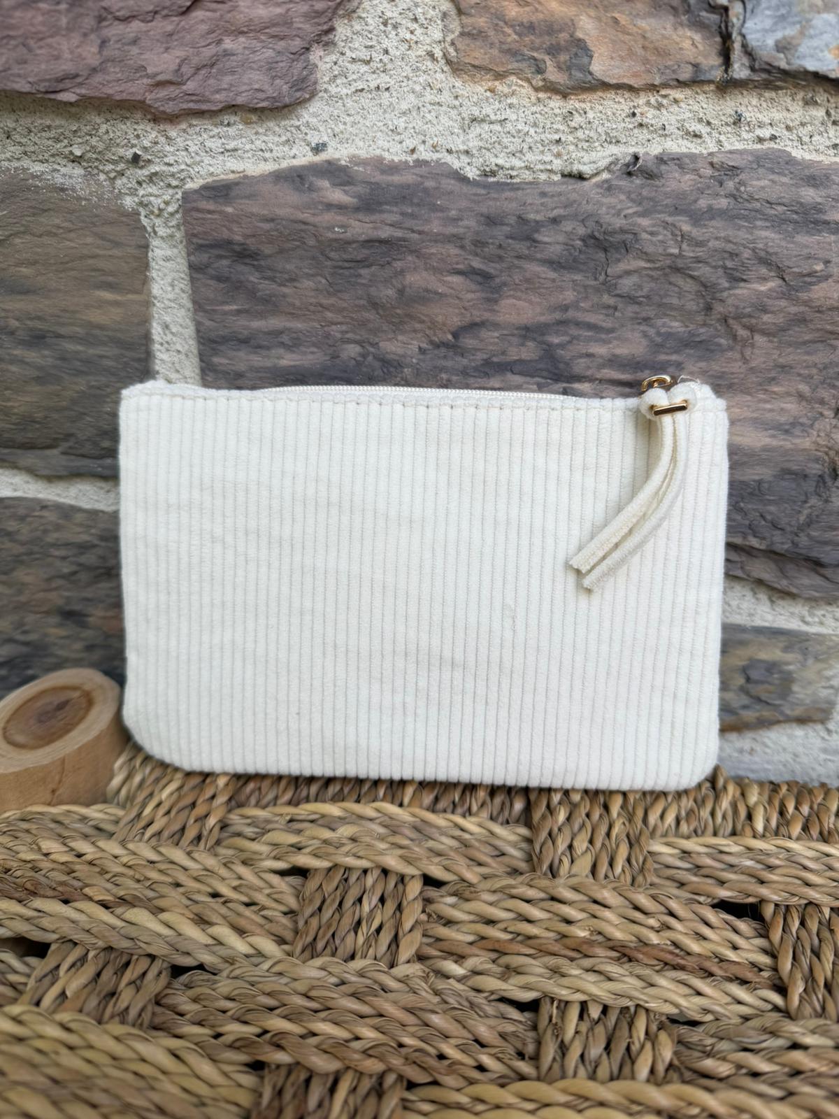 Pochette blanche côtelée avec inscription « amour »