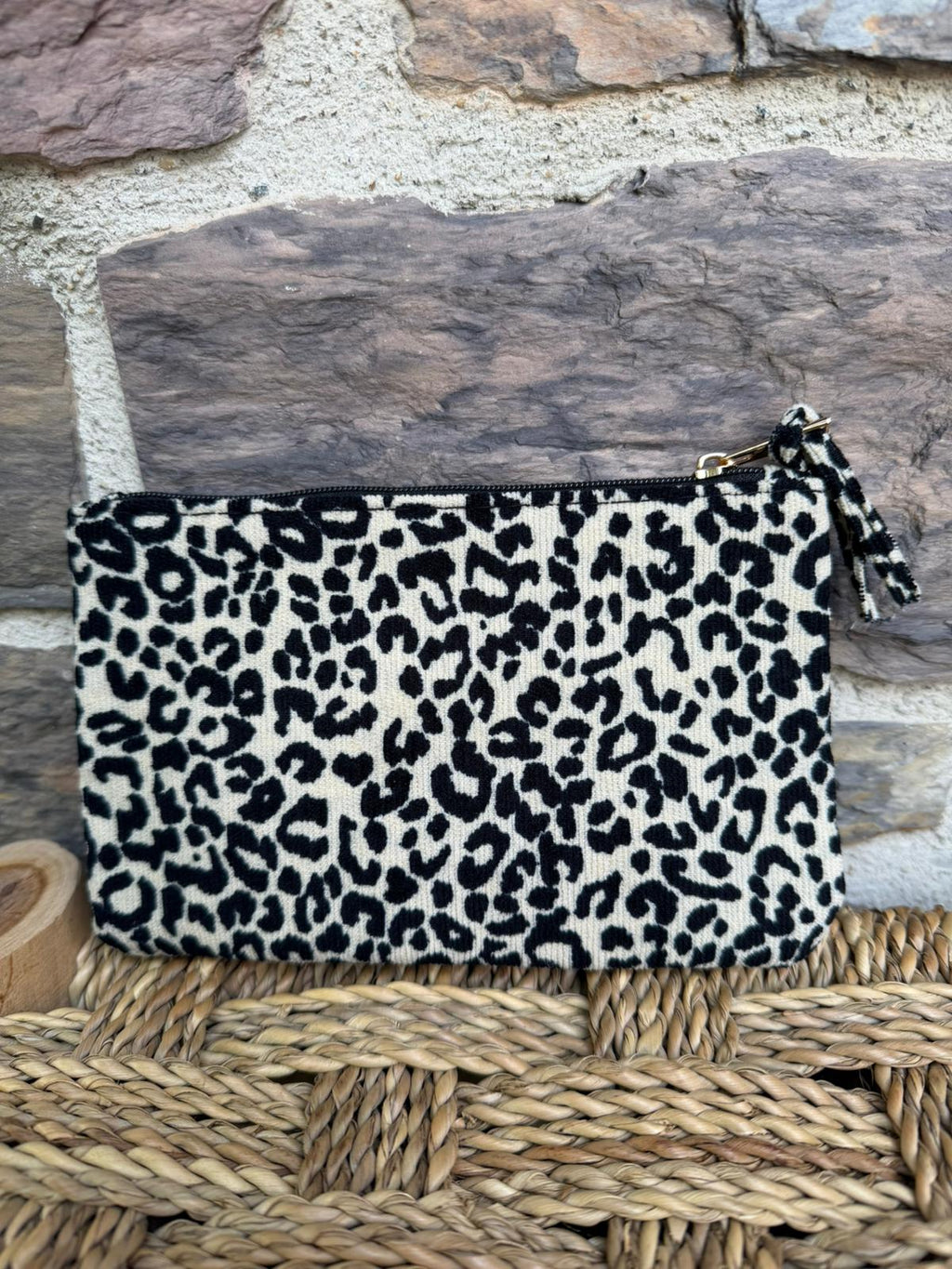 Pochette imprimé leopard avec inscription « jolie garce »