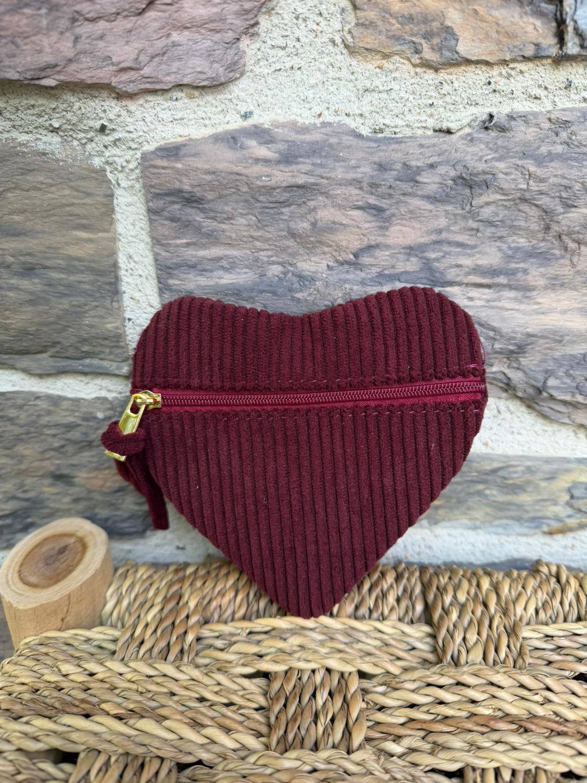 Pochette en forme de cœur, côtelée avec inscription «  amour »