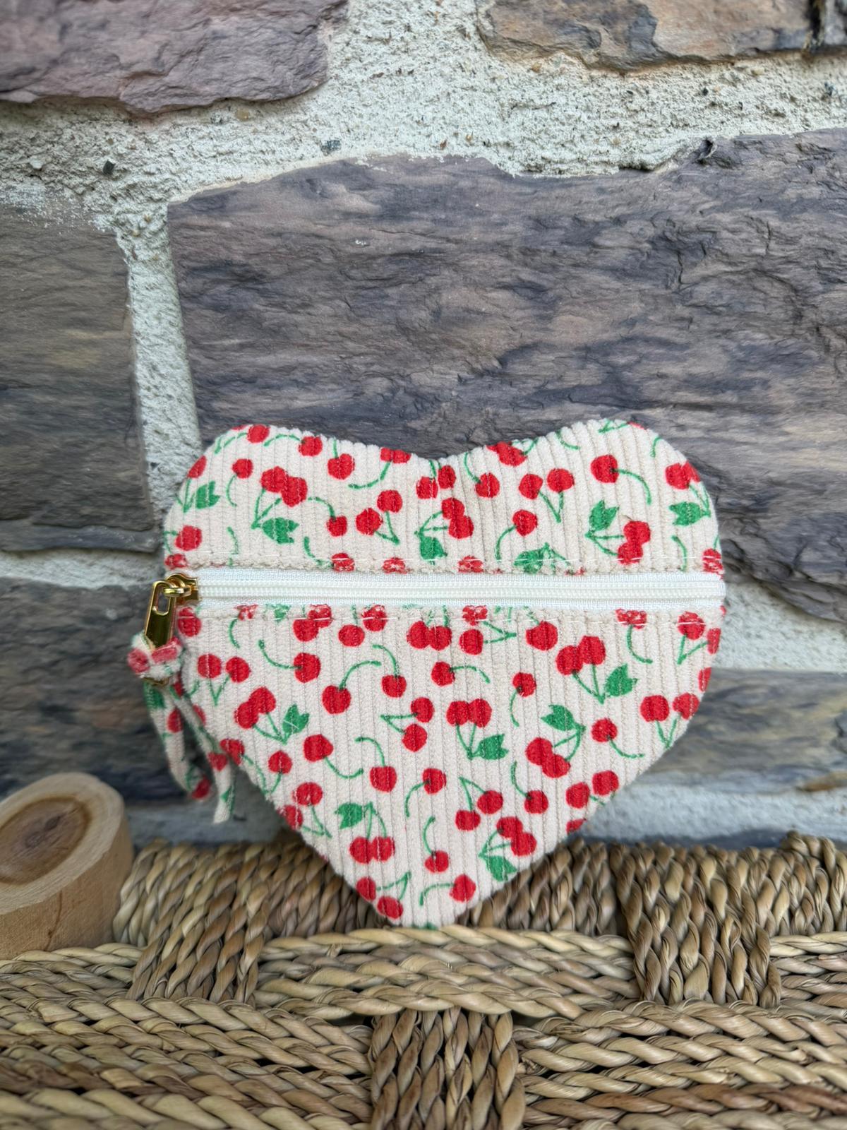 Pochette en forme de cœur, côtelée, avec motifs cerises et inscription «  amour »