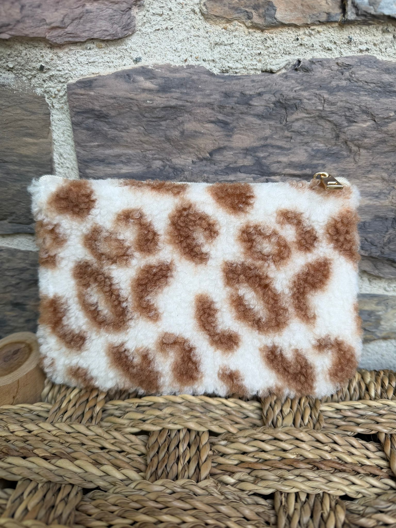 Pochette effet doux moumoute avec inscription «  bref, on a qu’une vie »