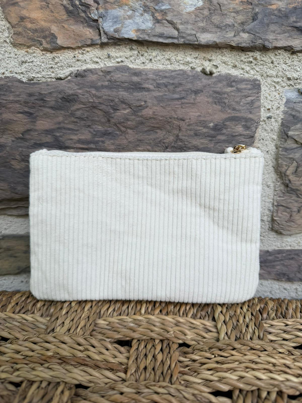 Pochette côtelée blanche avec inscription «  amour »