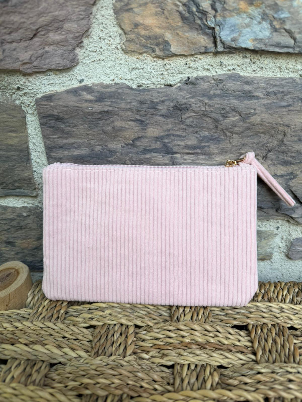 Pochette côtelée rose avec inscription «  love you beaucoup »