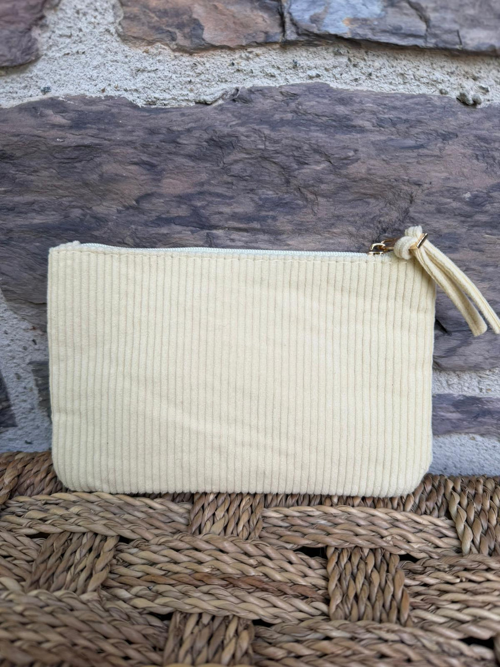 Pochette côtelée jaune pâle avec inscription «  les copines c’est la vie »