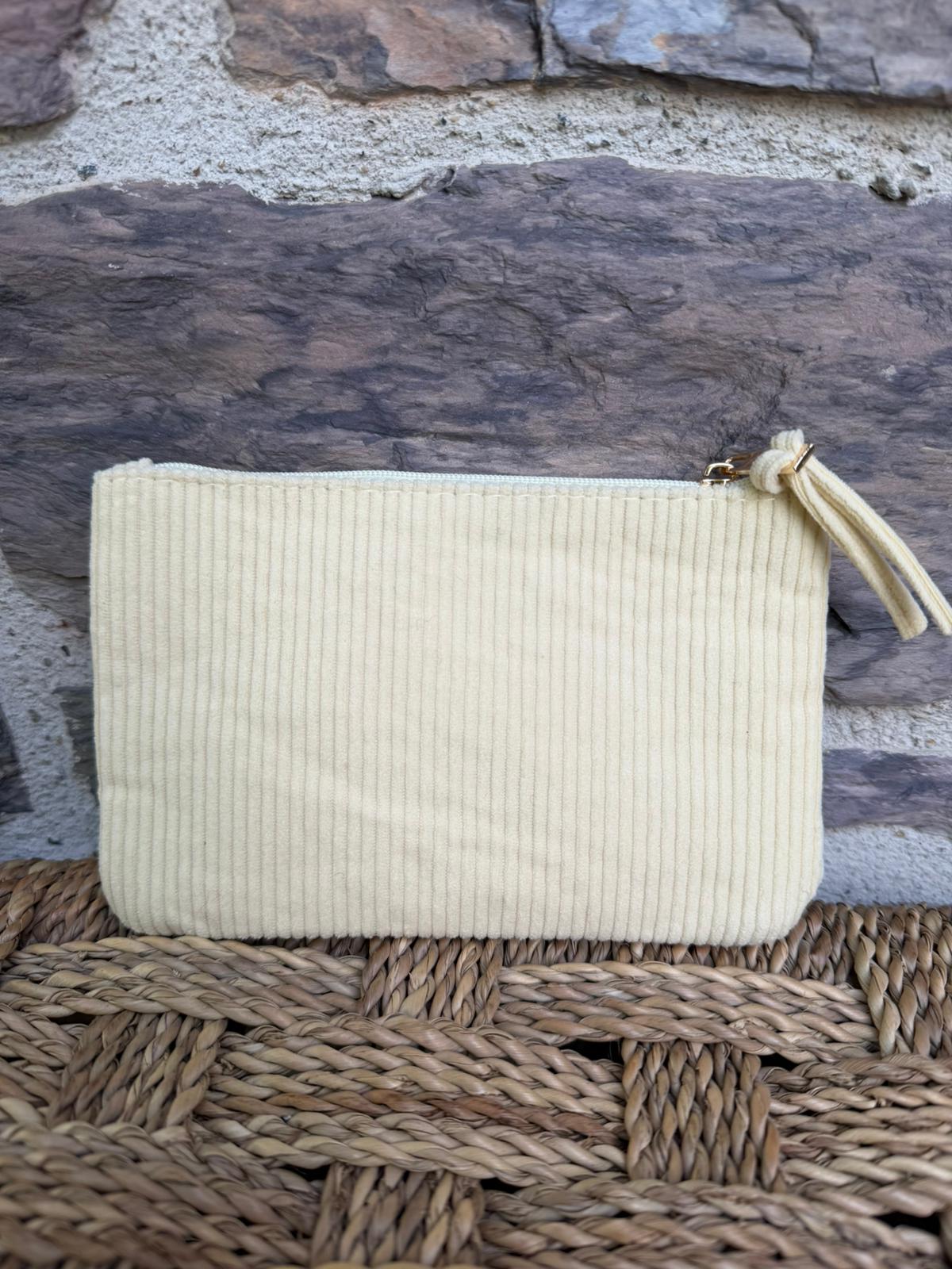 Pochette côtelée jaune pâle avec inscription «  les copines c’est la vie »