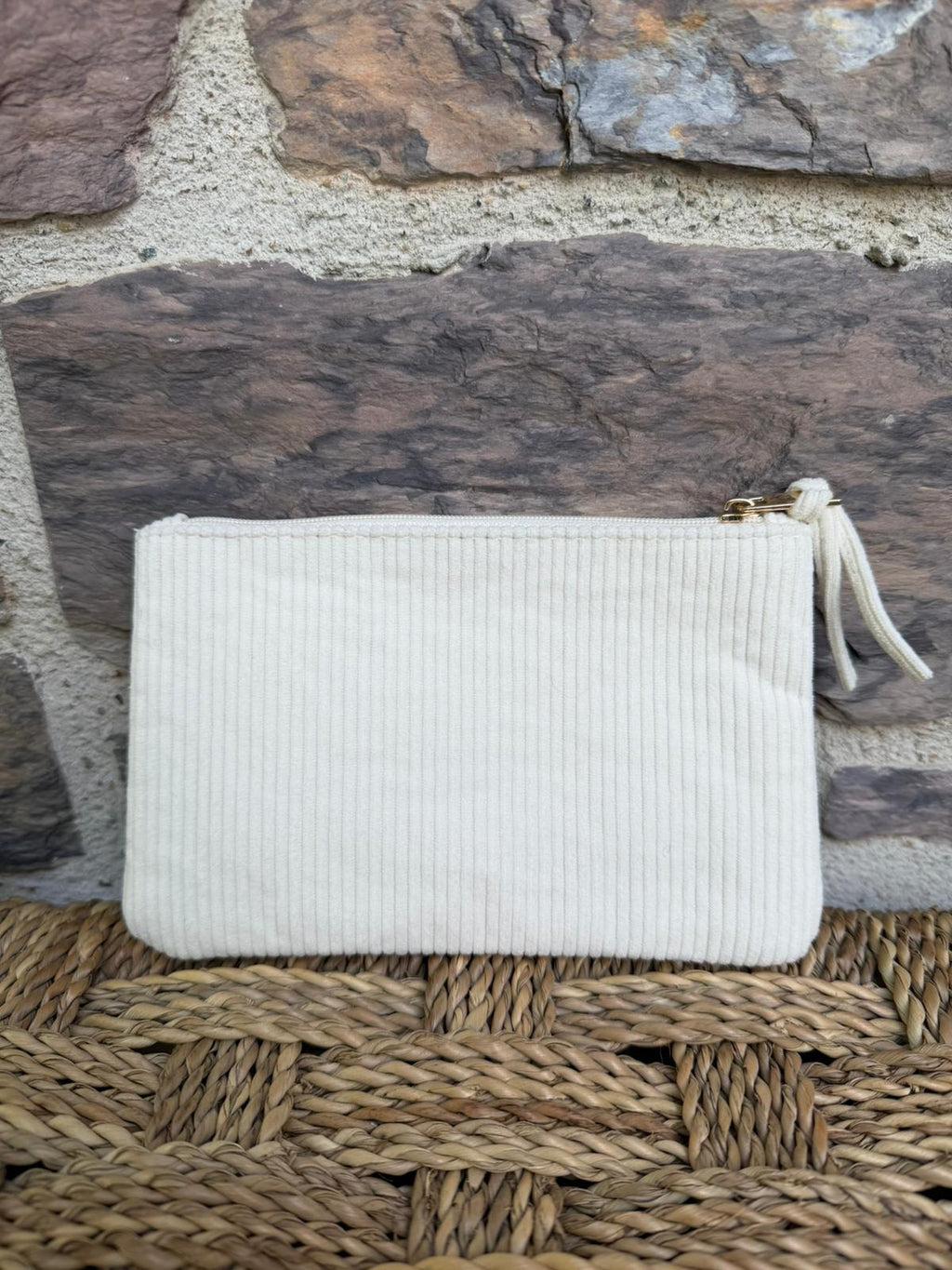 Pochette côtelée blanche, avec inscription « les copines c’est la vie »