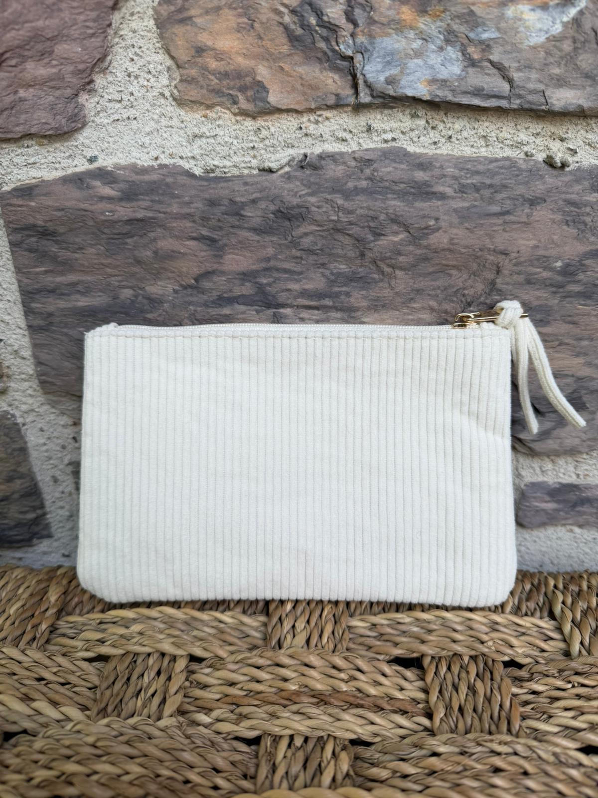 Pochette côtelée blanche, avec inscription « les copines c’est la vie »