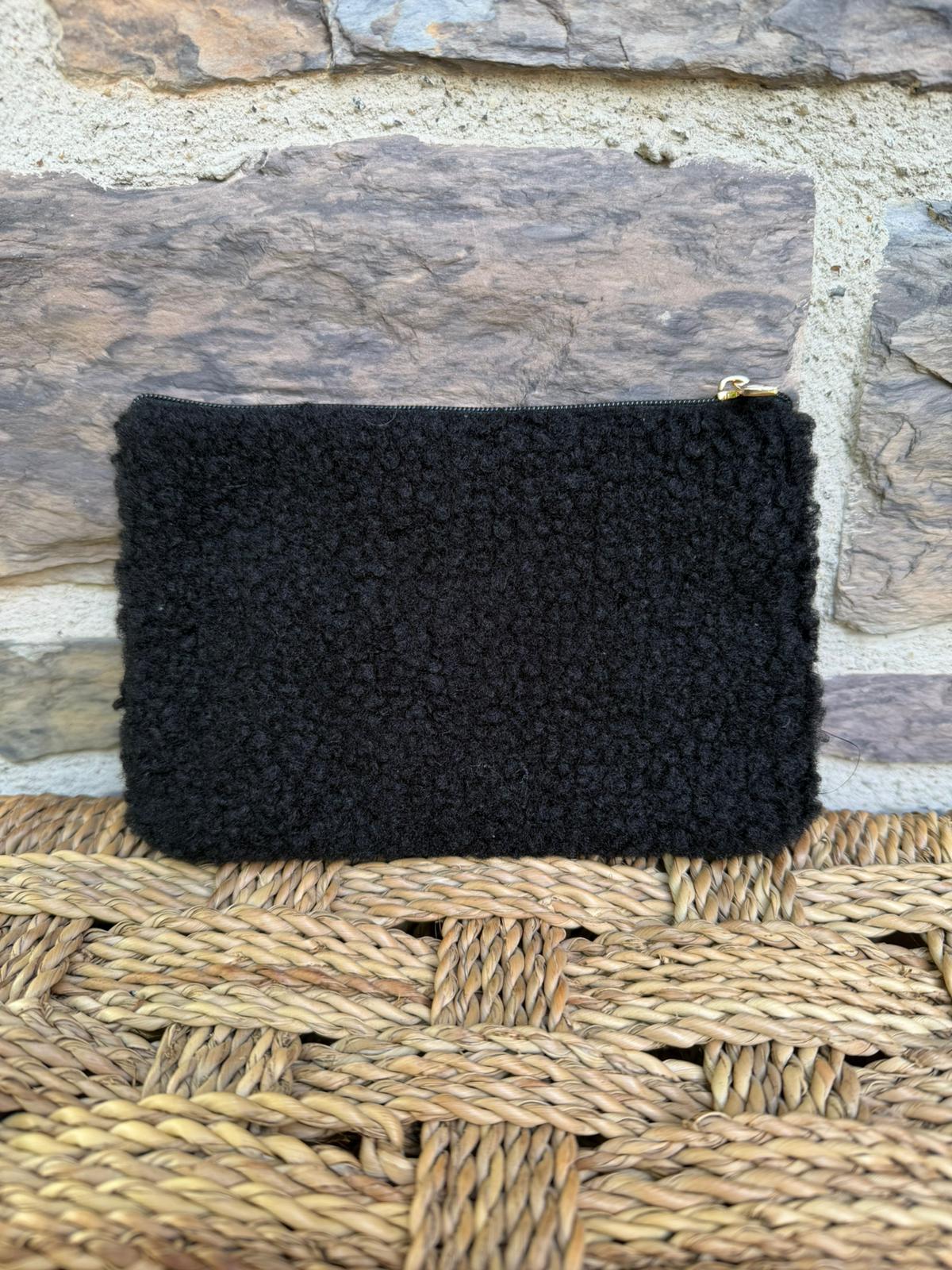 Pochette effet tout doux, avec inscription « Amour »
