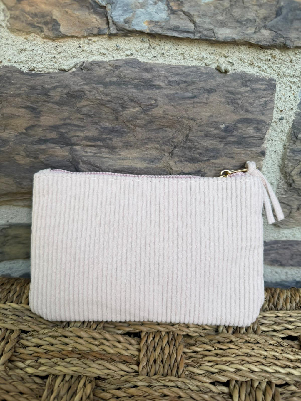 Pochette côtelée rose pâle, avec inscription « trucs de filles »