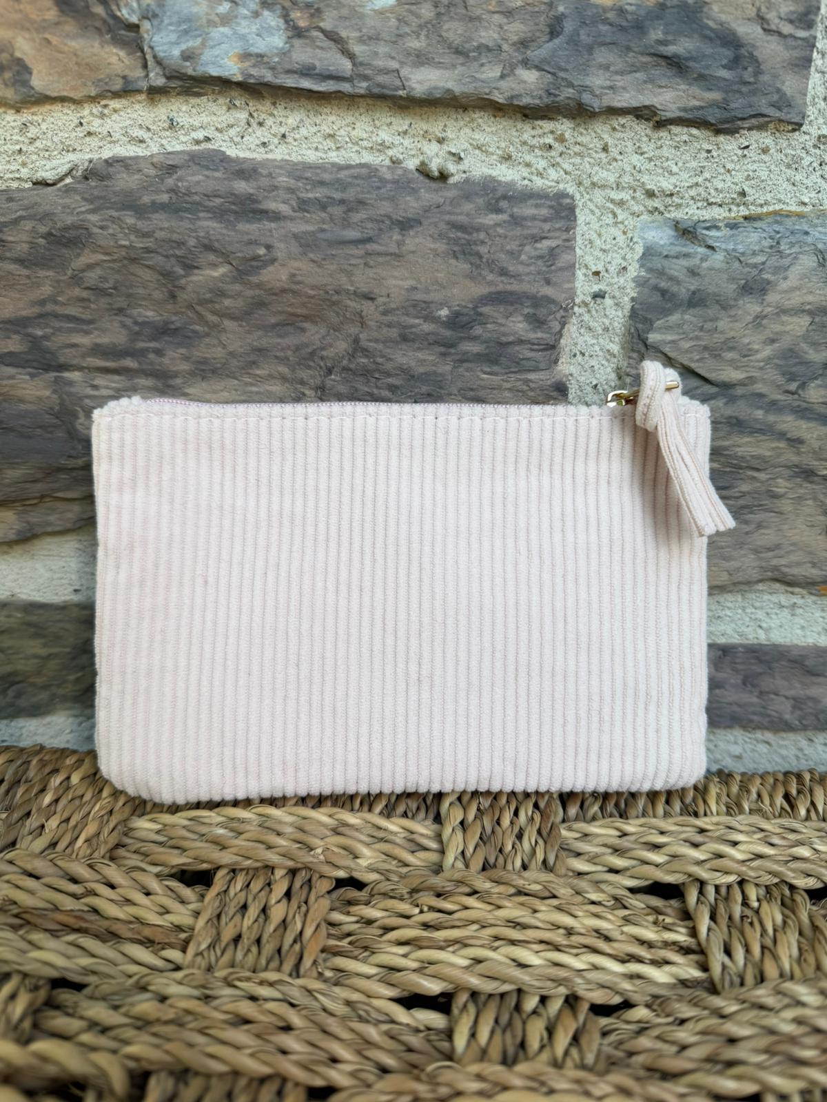 Pochette côtelée rose pâle avec inscription «  drama queen »