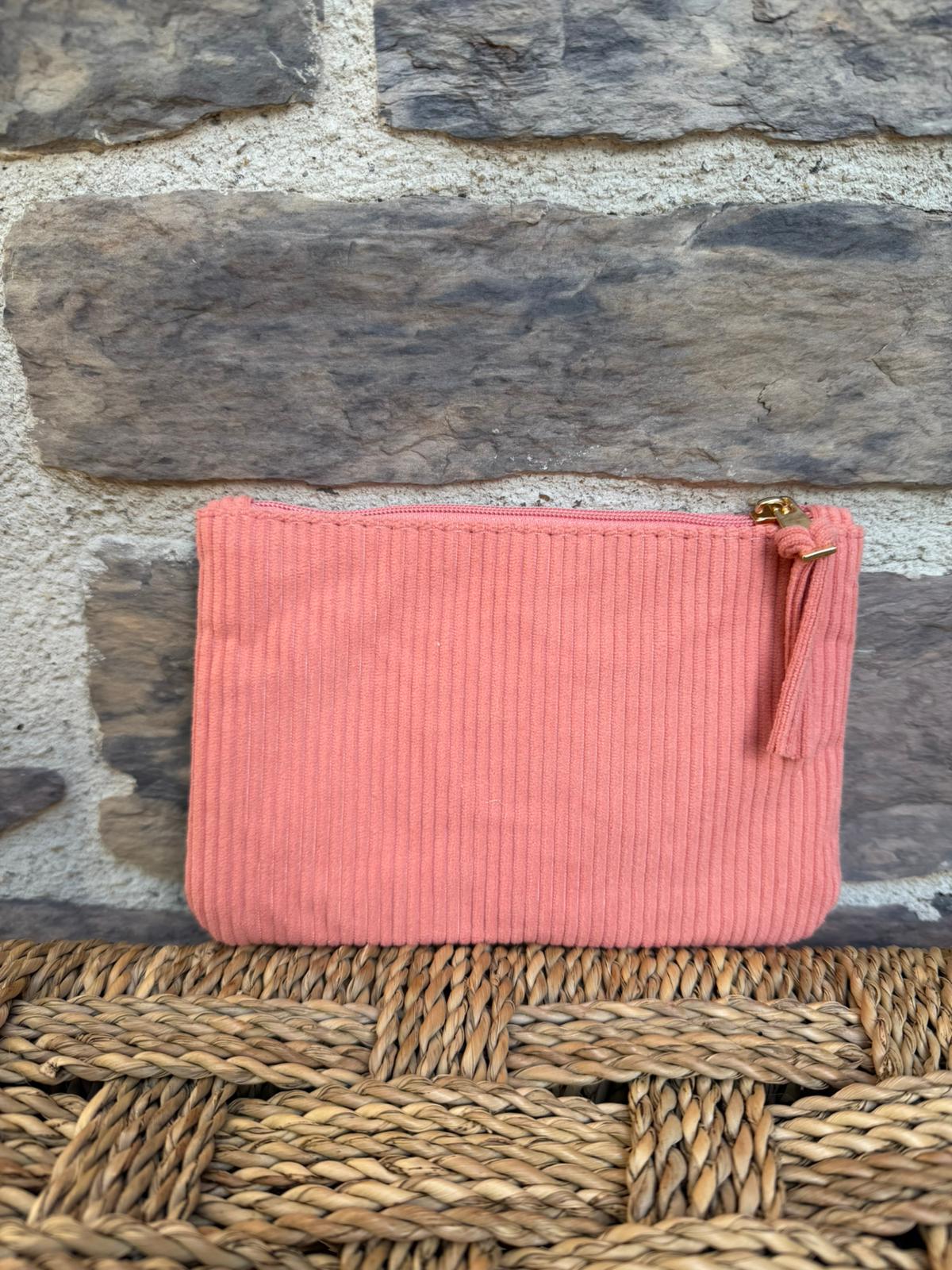 Pochette côtelée corail, avec inscription « amour »