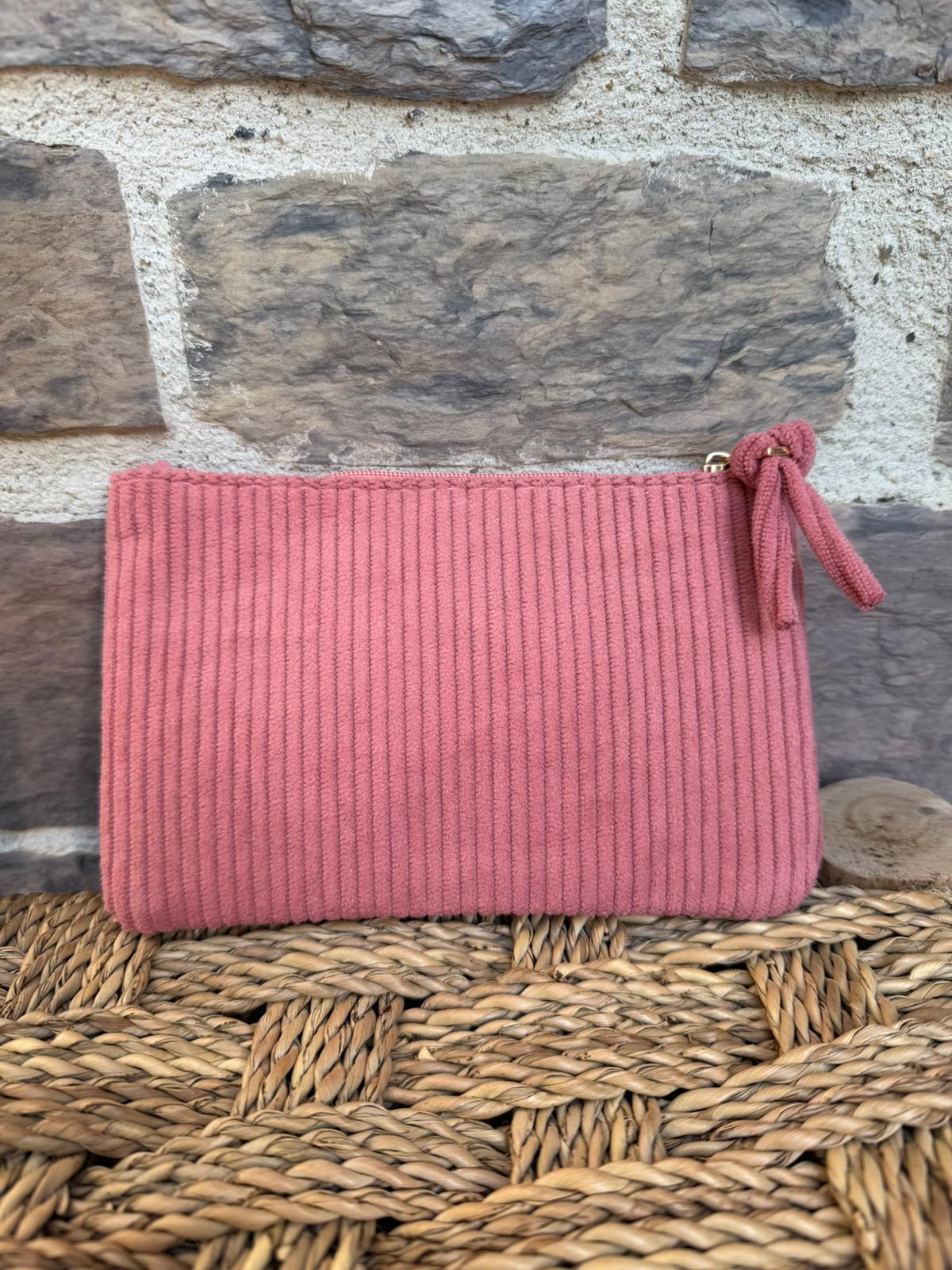 Pochette côtelée rose, avec inscription kaki « mama love »