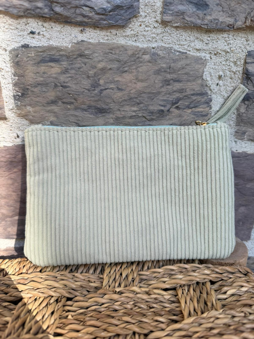 Pochette côtelée vert d’eau avec inscription «  trucs de filles »