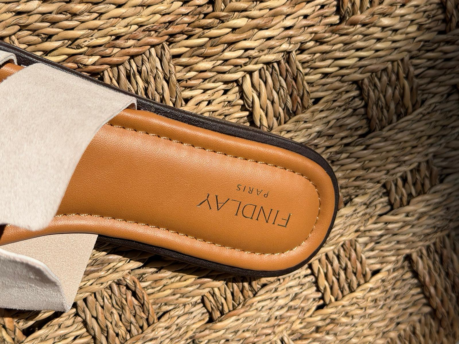 Mules plates beige effet suédine