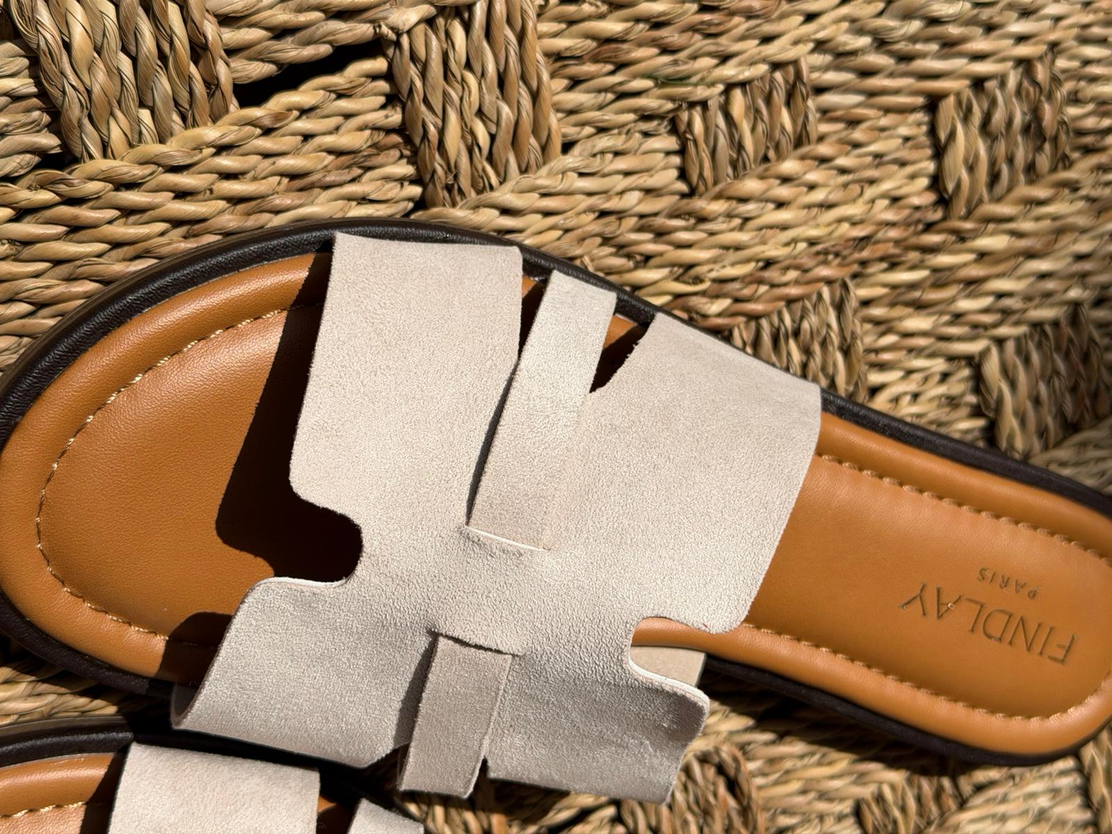 Mules plates beige effet suédine