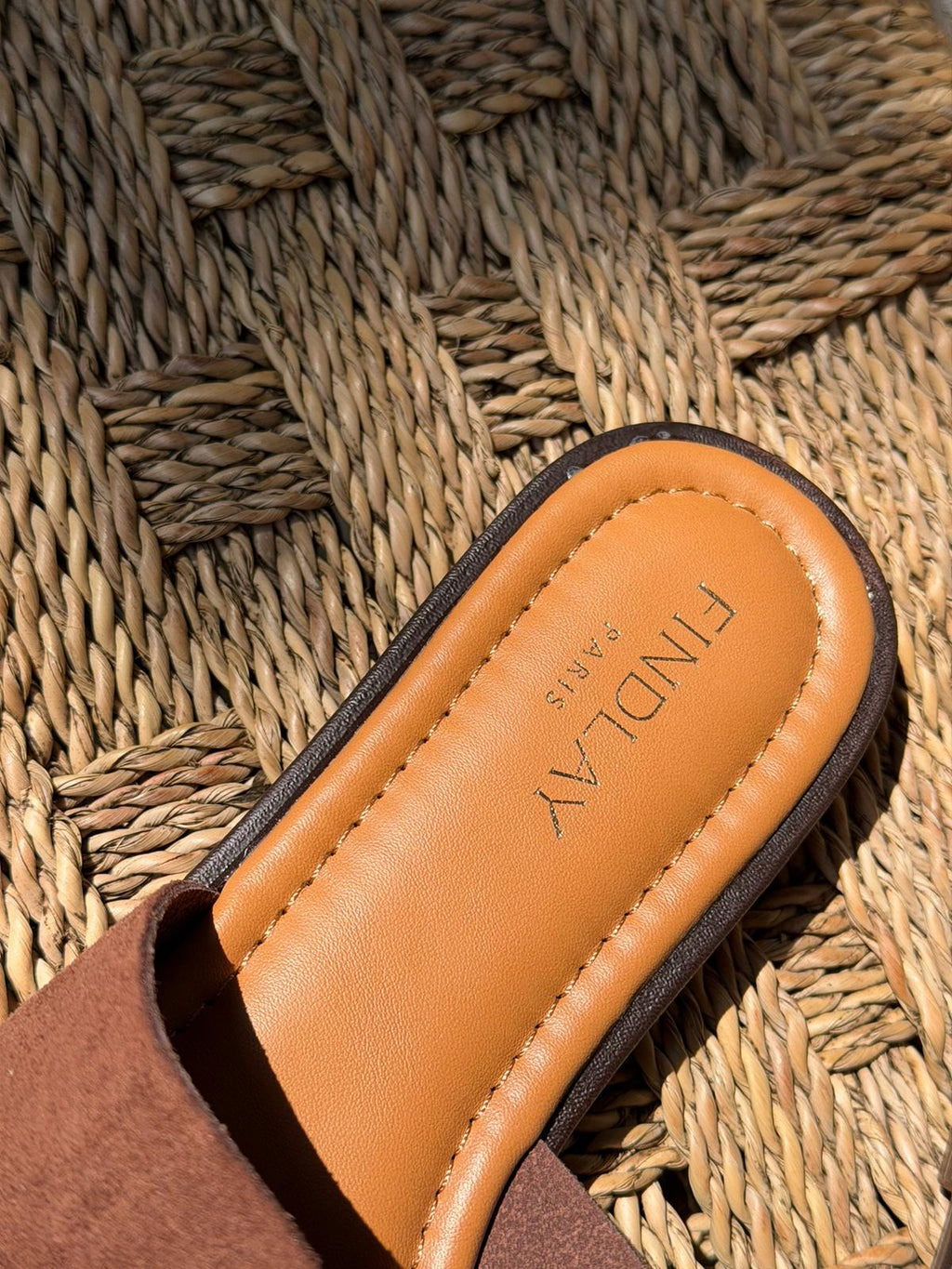 Mules plates marron effet suédine