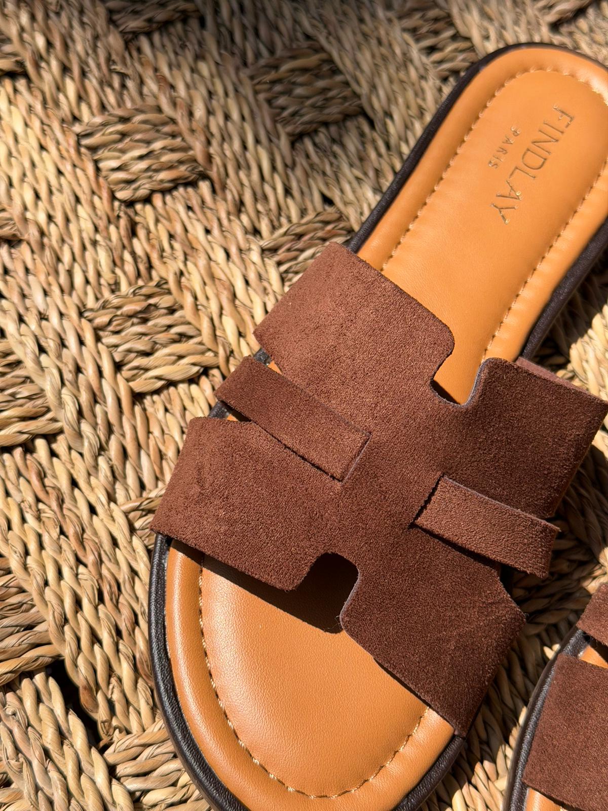 Mules plates marron effet suédine
