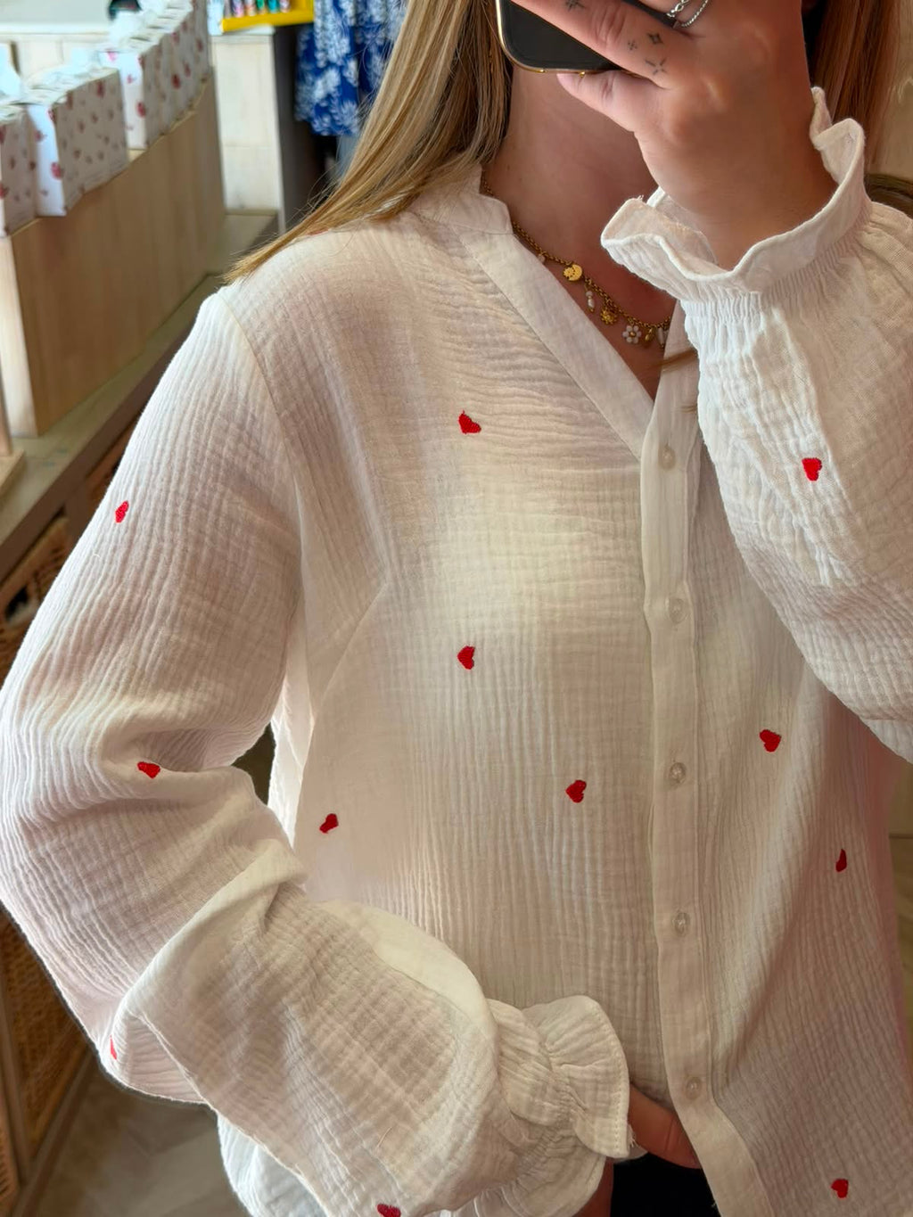 Chemise en gaze de coton, avec motifs cœurs rouges devant