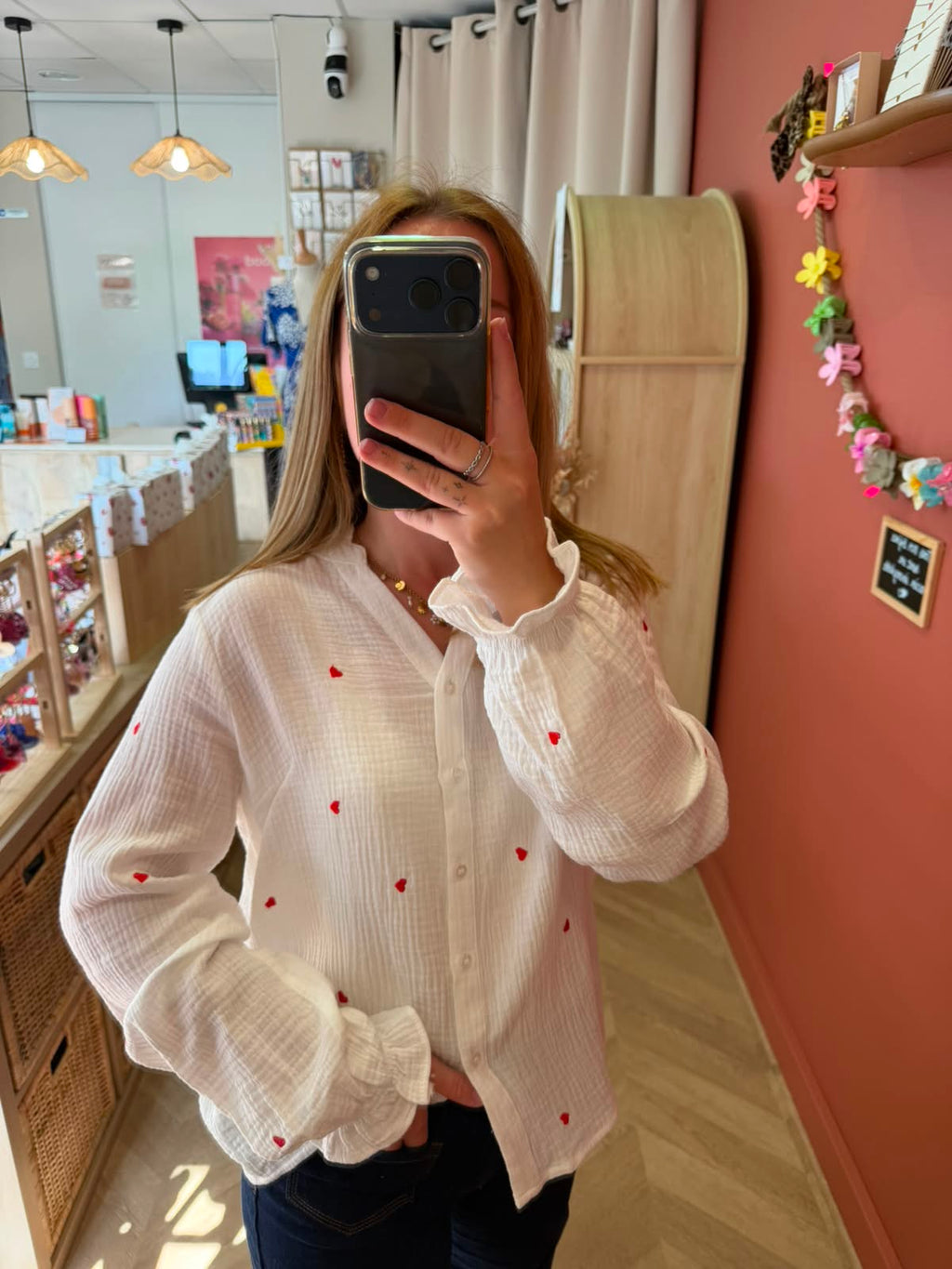 Chemise en gaze de coton, avec motifs cœurs rouges devant