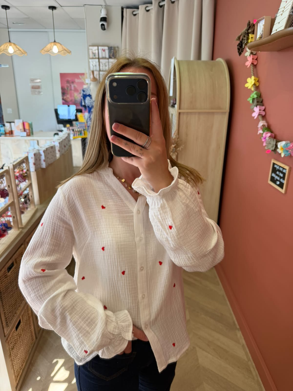 Chemise en gaze de coton, avec motifs cœurs rouges devant