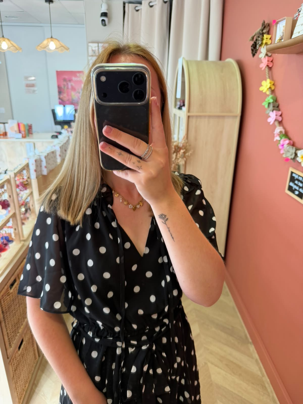 Robe fluide à pois blancs