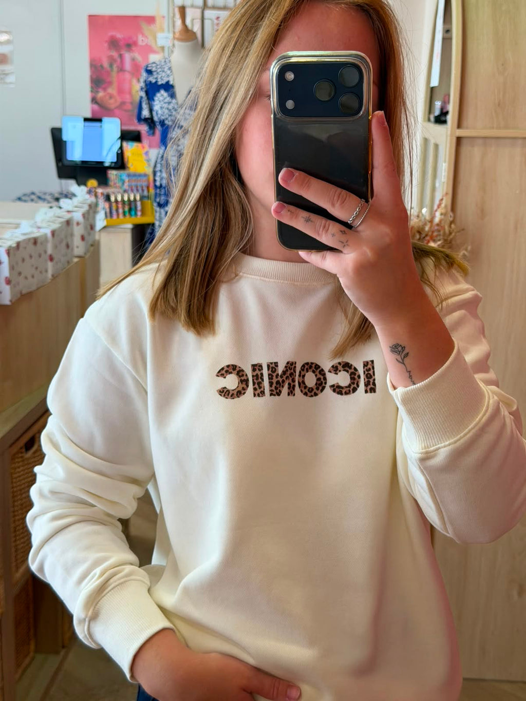Pull blanc ICONIC, avec écriture léopard