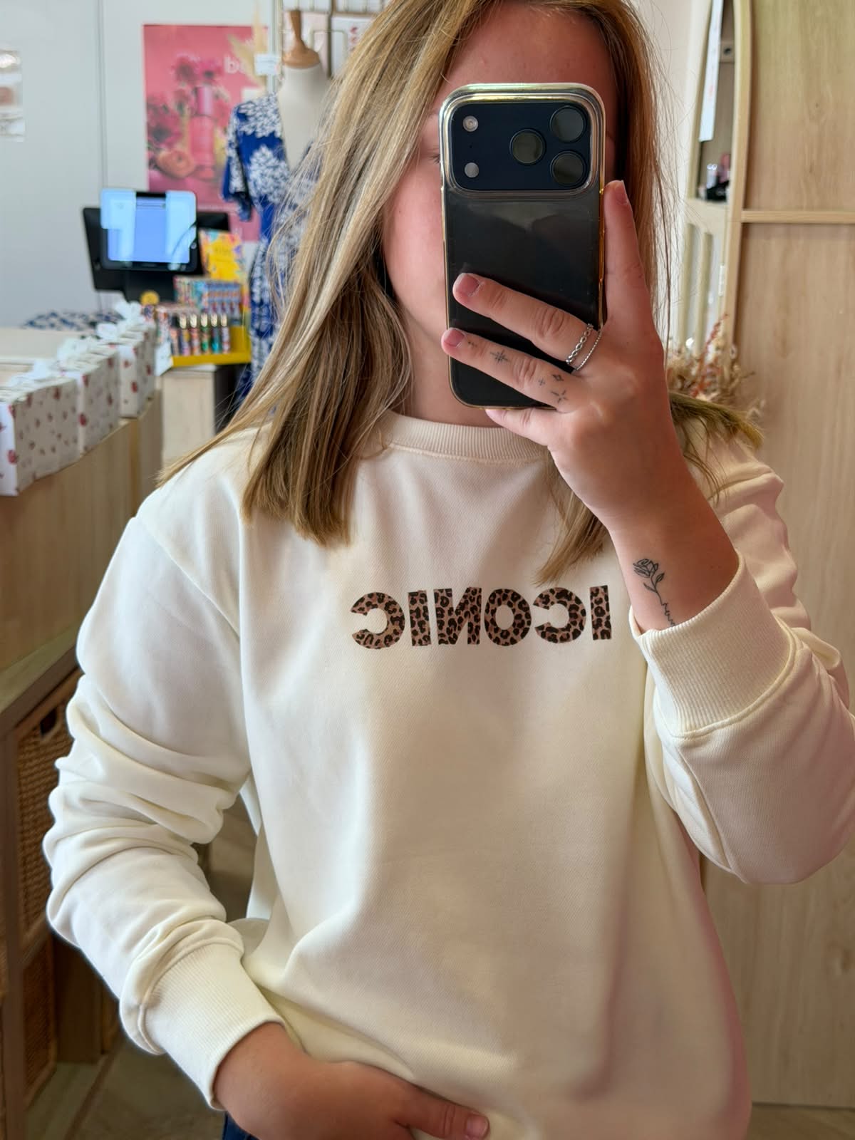 Pull blanc ICONIC, avec écriture léopard
