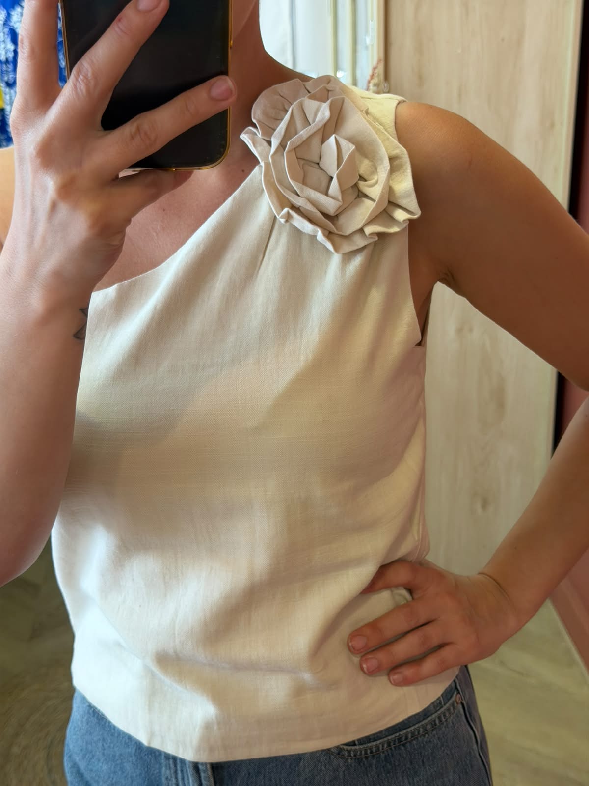 Top asymétrique Fleur – Écru