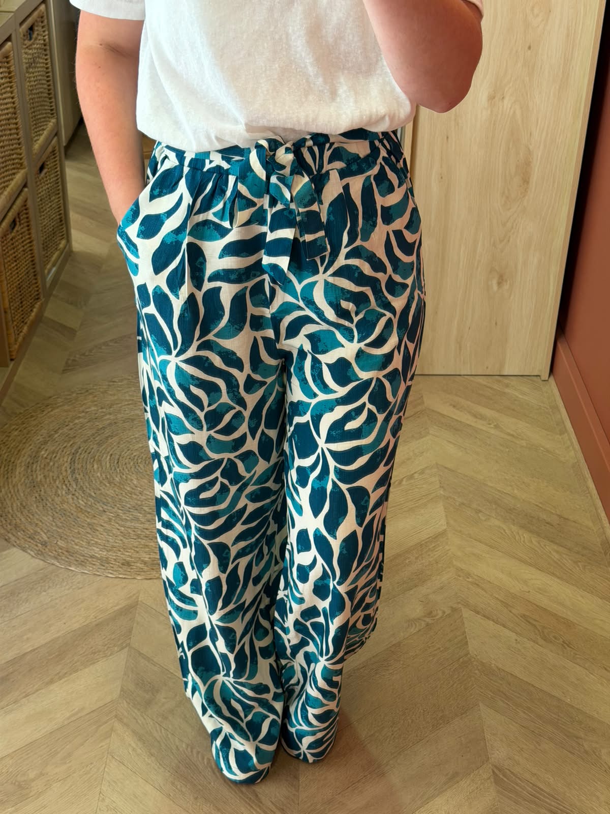Pantalon fluide imprimé écru & bleu turquoise