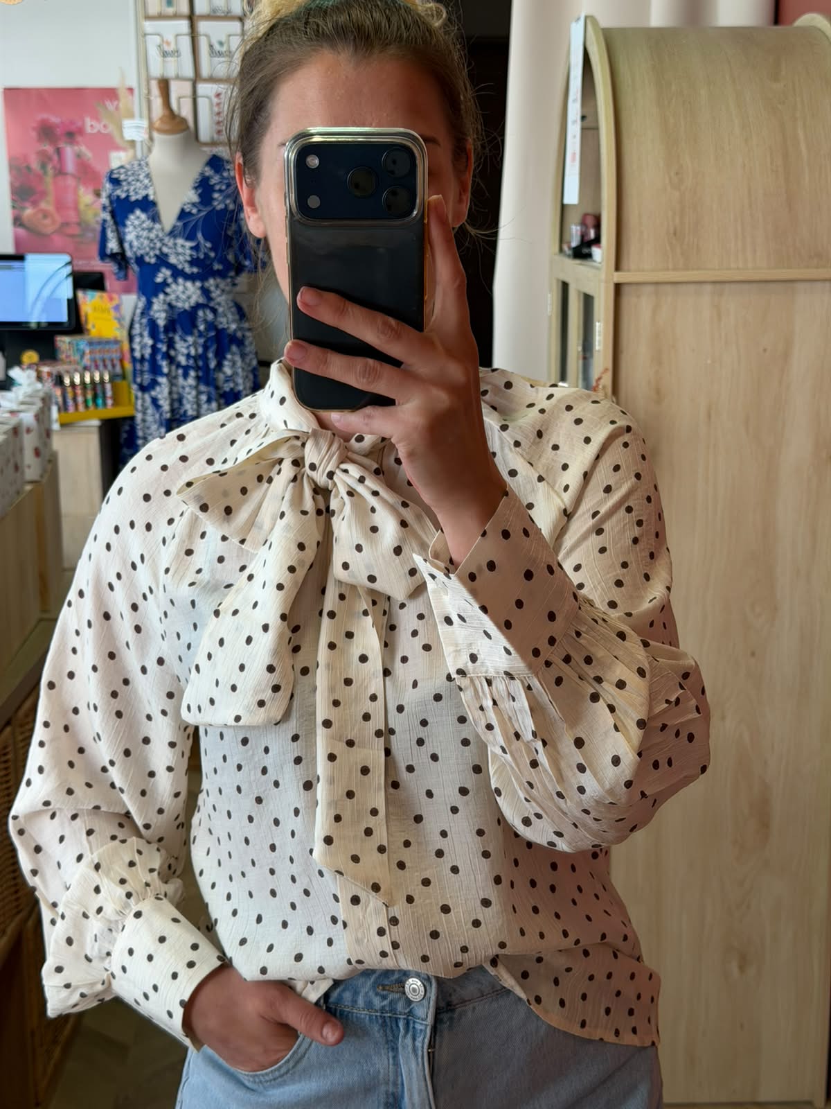 Blouse blanche à pois marron
