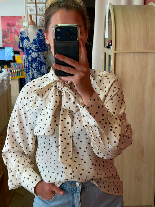 Blouse blanche à pois marron
