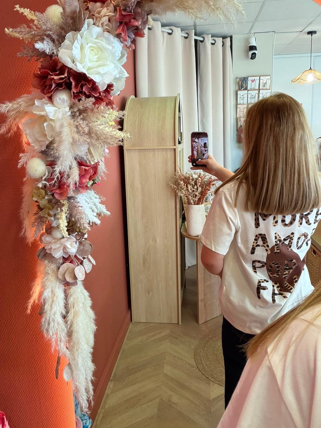 T-shirt blanc à imprimé léopard «  More Amor Por Favor »