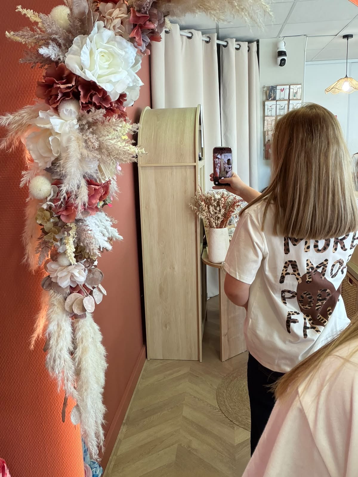 T-shirt blanc à imprimé léopard «  More Amor Por Favor »