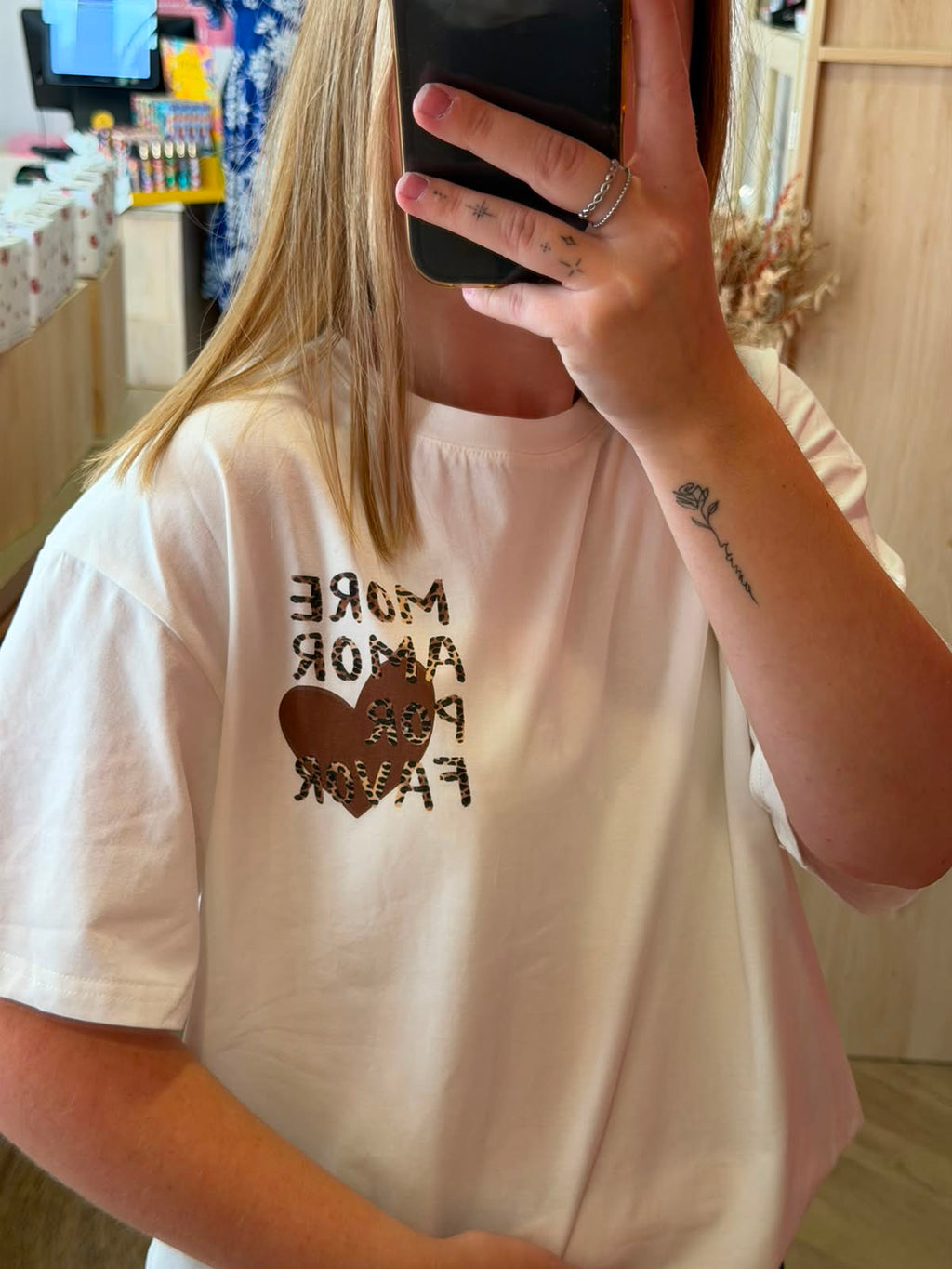 T-shirt blanc à imprimé léopard «  More Amor Por Favor »