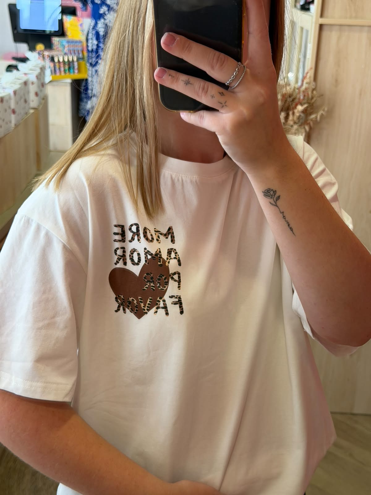 T-shirt blanc à imprimé léopard «  More Amor Por Favor »