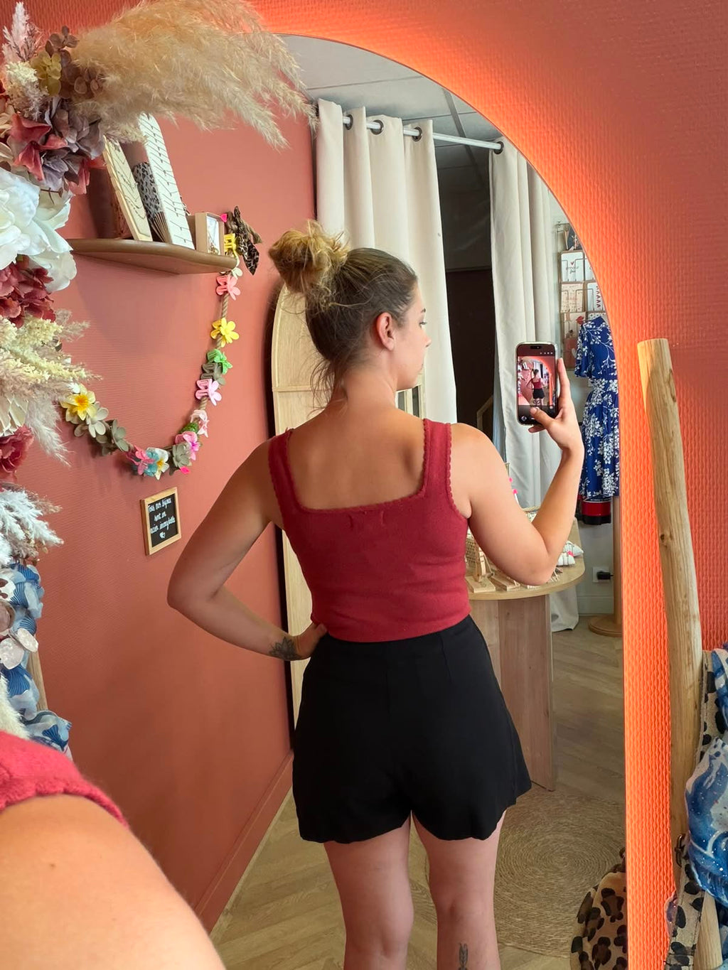 Jupe - short noire, avec boutons doré et zip sur le côté.