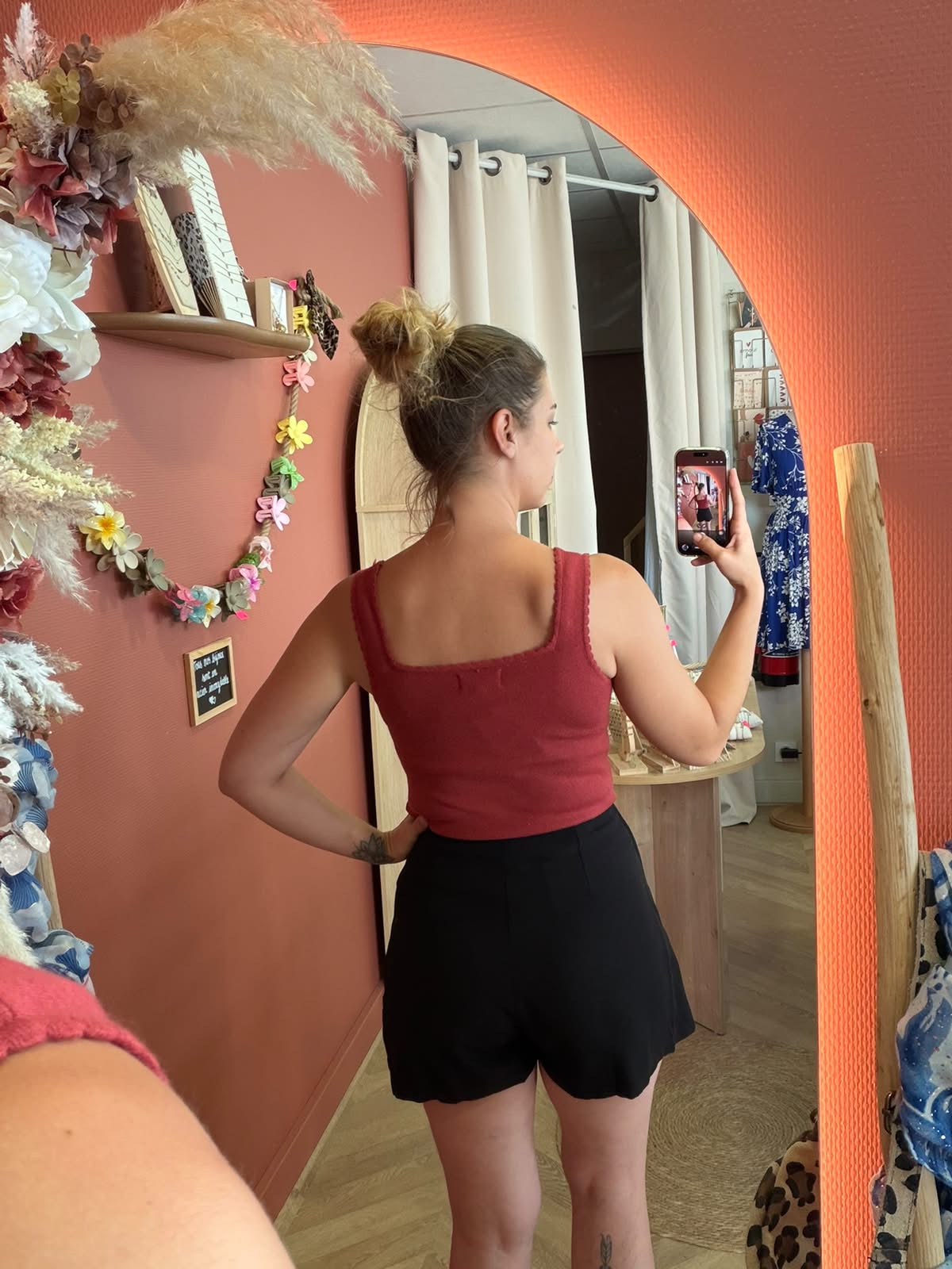 Jupe - short noire, avec boutons doré et zip sur le côté.