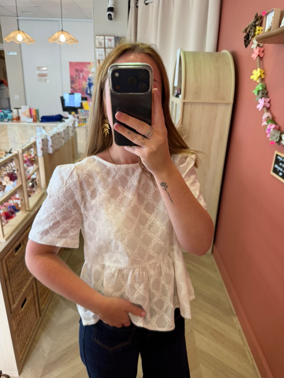 Blouse à dentelle blanche
