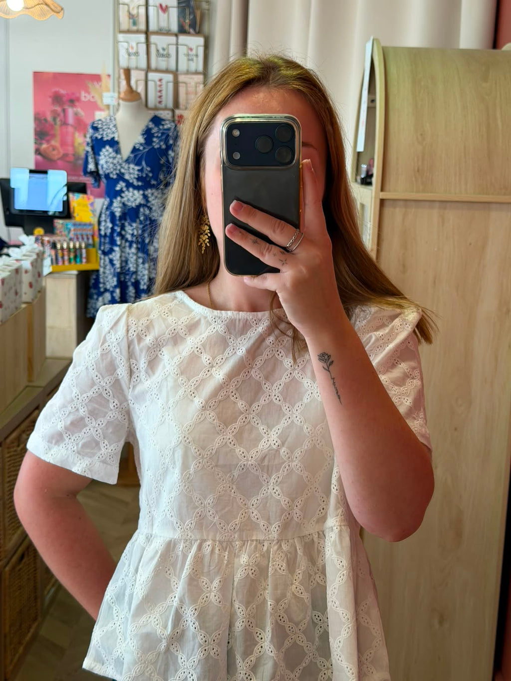 Blouse à dentelle blanche