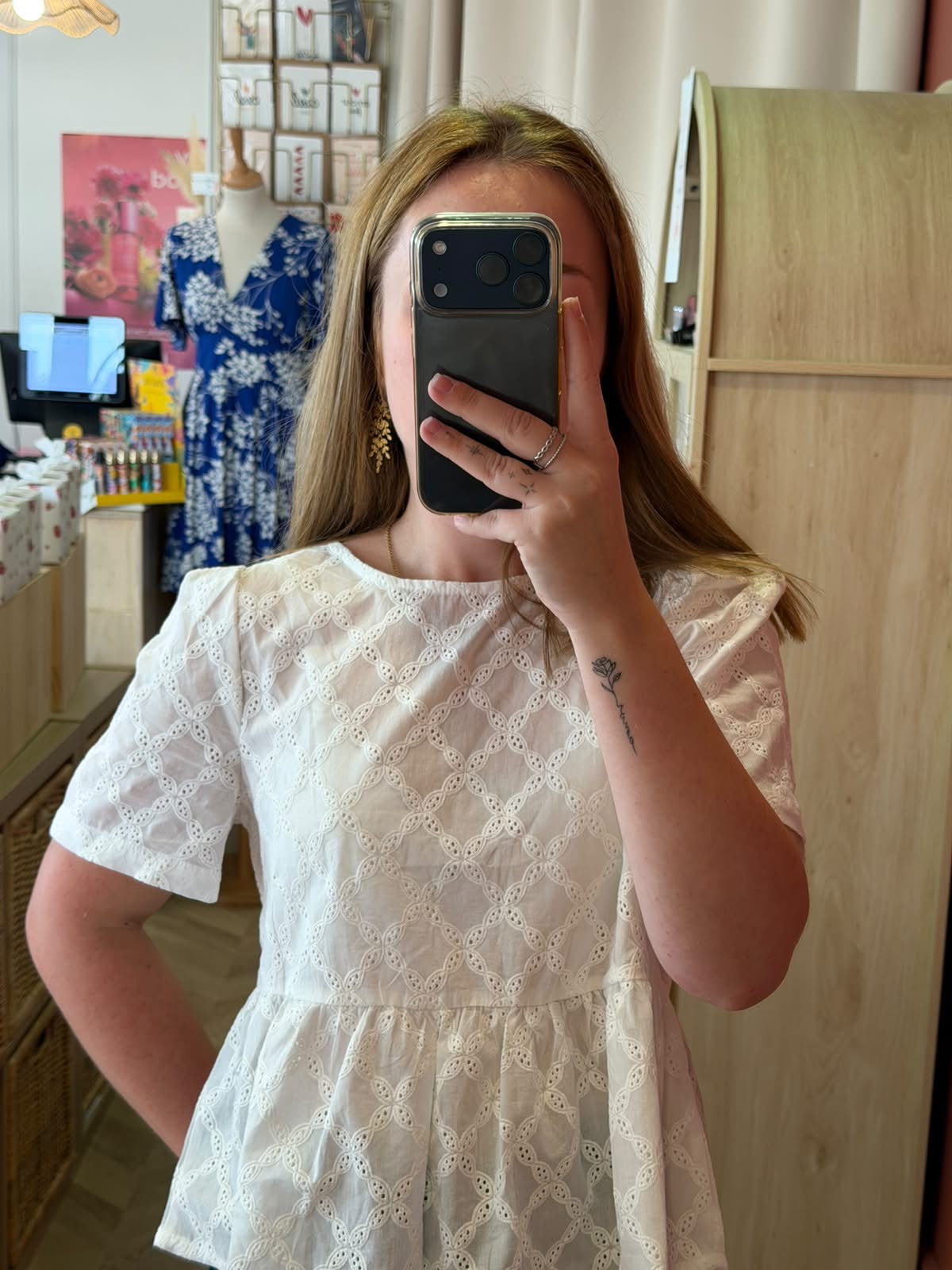 Blouse à dentelle blanche