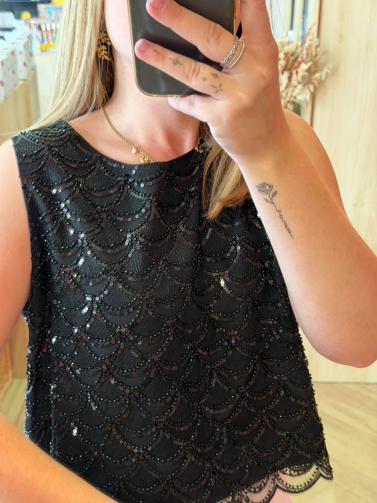Top noir ajouré à sequins – 100 % polyester